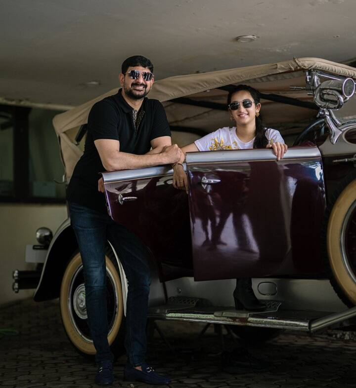 గత ఎన్నికల సమయంలో తన తండ్రిని గెలిపించాలని స్పీచ్ లు ఇచ్చి నియోజకవర్గంలో క్రేజ్ తెచ్చుకుంది శ్రీనిక.