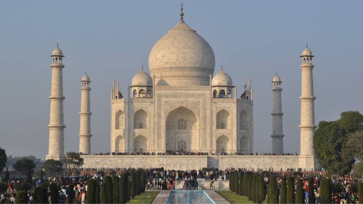टाइम्स ऑफ इंडिया और आर्किटेक्चरल डाइजेस्ट जैसी अंतरराष्ट्रीय रिपोर्टों की मानें तो ताजमहल को आधुनिक तकनीक और सामग्री के साथ फिर से बनाने पर लगभग 400-650 मिलियन डॉलर का खर्च आएगा. इसमें जमीन, श्रम, सजावट, संगमरमर, रत्न जड़ाई और इंटीरियर आर्टवर्क की लागत शामिल है.