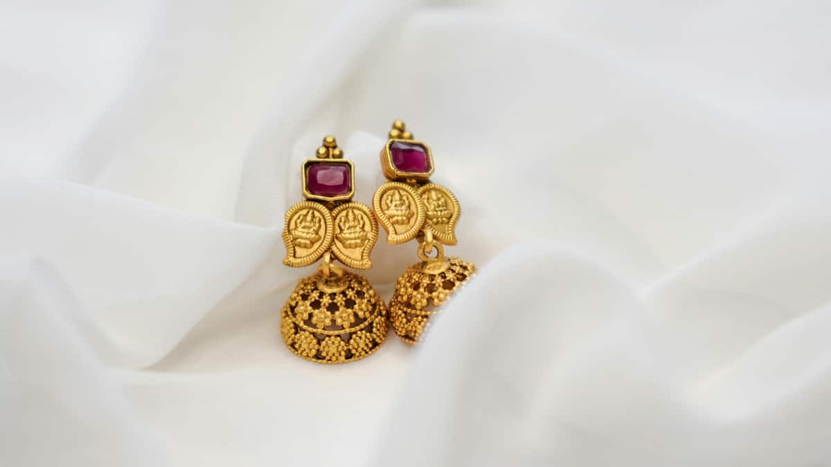 Karwa Chauth 2025: 7 Unique Gift Ideas To Surprise Your Wife