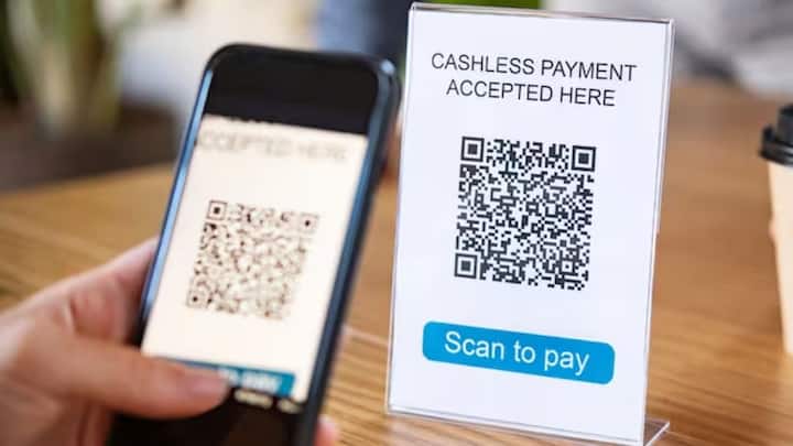 UPI विदेश में इस्तेमाल करने का तरीका बहुत आसान है. बस अपनी ऐप खोलें, QR कोड स्कैन करें और अमाउंट डालें. इसके साथ ही ध्यान रखें कि व्यापारी UPI इंटरनेशनल को सपोर्ट करता हो. पेमेंट भारतीय रुपये में होता है. लेकिन अमाउंट विदेशी मुद्रा दर पर कन्वर्ट हो जाती है. कुछ बैंक हल्का सर्विस चार्ज भी लेते हैं. जो आप पहले ही चेक कर लें.