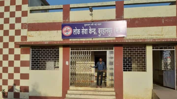 नए राशन कार्ड के लिए आवेदन पूरी तरह ऑनलाइन हो गया है. गरीबी रेखा के नीचे जीवनयापन करने वाले लोग किसी भी लोक सेवा केंद्र पर जाकर अपने दस्तावेजों के साथ आवेदन कर सकते हैं. सत्यापन के बाद पात्र परिवारों को नए राशन कार्ड दिए जाएंगे जिससे वह सरकारी अनाज योजना का लाभ उठा सकें.