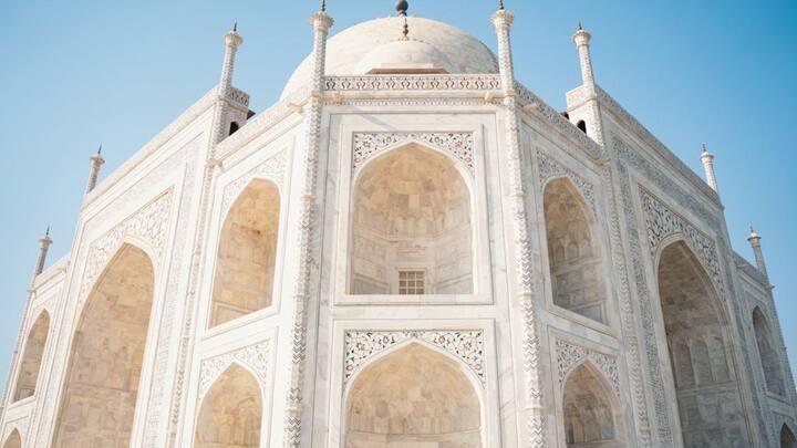 लागत का हिसाब जोड़ें तो आज हाई क्वालिटी वाले मकराना या इतालवी संगमरमर की कीमत 300 से 700 प्रति वर्ग फुट तक है. बिल्डिंग का निर्माण आज की तारीख में लगभग 200-400 प्रति स्क्वायर फुट आएगा.