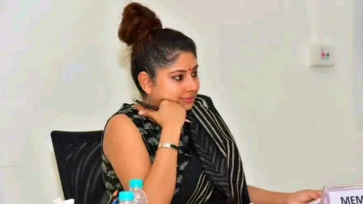 स्मिता सभरवाल IAS बैच 2001 की अधिकारी हैं और उन्हें देश की सबसे प्रेरणादायक महिला अफसरों में गिना जाता है. वे अक्सर सोशल मीडिया पर अपने काम, यात्राओं और नीतिगत विचारों को साझा करती हैं.