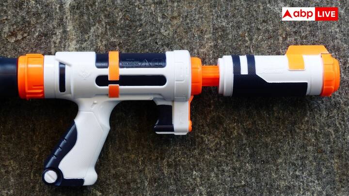 खिलौना बंदूक, तलवार या फिर हथियार जैसे अन्य खिलौनों की भी अनुमति नहीं है. क्योंकि यह यात्रियों में दहशत को पैदा कर सकते हैं और उन्हें असली खतरे के रूप में समझा जा सकता है.