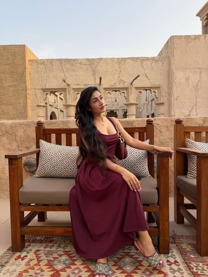 इसके अलावा हसीना अपने फैशन और आउटफिट्स को लेकर भी लाइमलाइट में रहती हैं. उनके स्टाइल को काफी पसंद किया जाता है और महिलाएं उनके आउटफिट्स को री क्रिएट भी करती हैं.