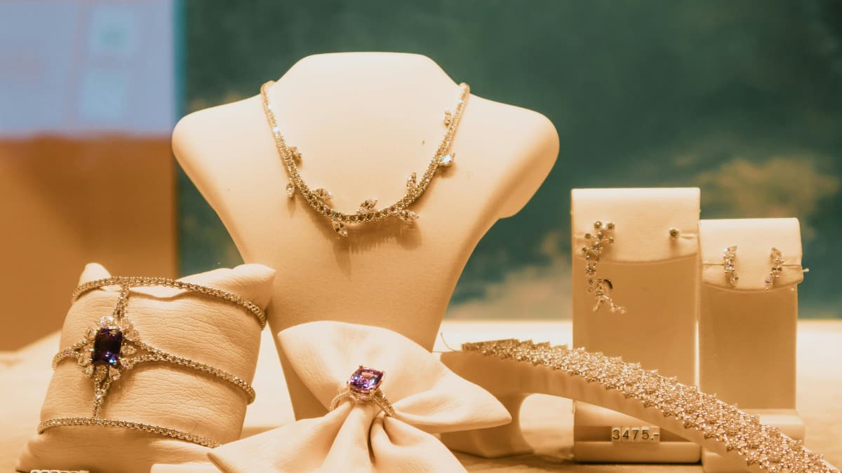 Karwa Chauth 2025: Chic Gold Jewellery Gifting Ideas For Karwa Chauth