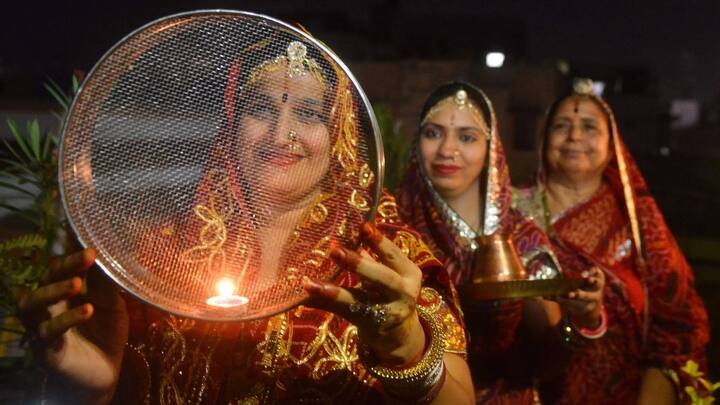 करवा चौथ के दिन महिलाएं सजने-संवरने के साथ पूजा के लिए तरह-तरह की मिठाइयां खरीदती हैं. दुकानों में बर्फी, लड्डू, रसगुल्ला, मिल्क केक जैसी मिठाइयों की भरमार रहती है. लेकिन कुछ दुकानदार ज्यादा मुनाफे के लालच में नकली या मिलावटी मिठाई बेच देते हैं.