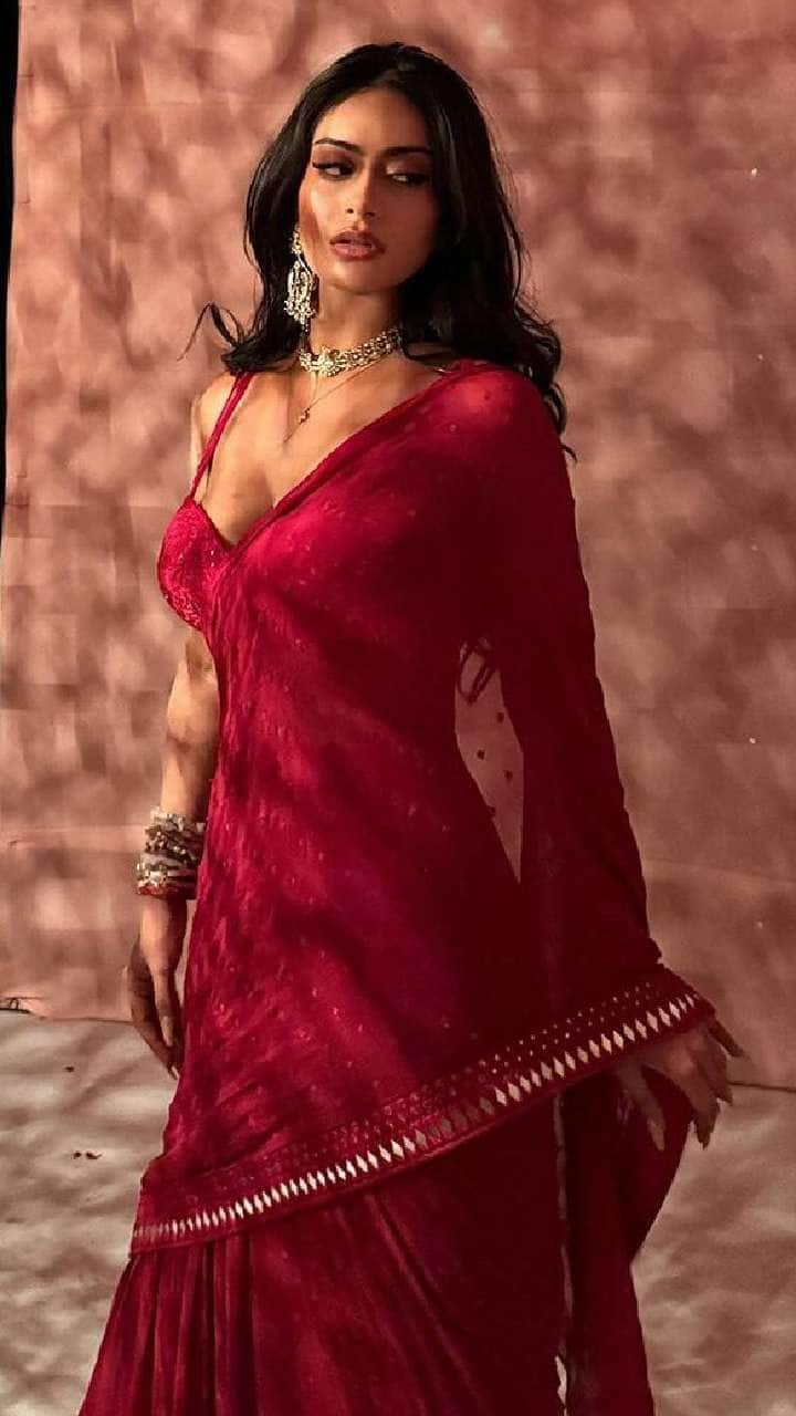 Nyasa's pictures often go viral on social media. Be it traditional Indian look or western outfit, she looks very beautiful in every style.