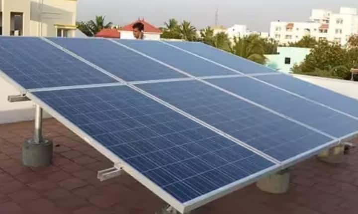 अगर कोई परिवार अपने घर में 2 किलोवाट का सोलर सिस्टम लगवाना चाहता है, तो उसे लगभग 200 वर्ग फुट खाली जगह की ज़रूरत होगी। यह ज़रूरी है कि छत पर लगे सोलर पैनल को पर्याप्त धूप मिले।