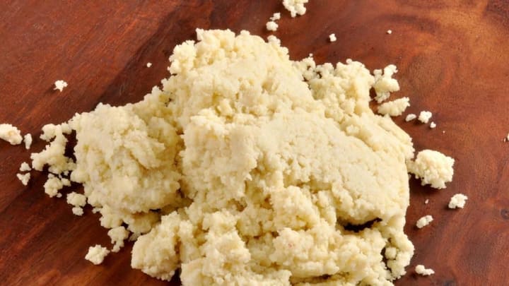 असली खोया वाली मिठाई नरम होती है और टूटते ही उसका दूधिया रस महसूस होता है. इस तरह के छोटे-छोटे टेस्ट आपको नकली मिठाई के जाल में फंसने से बचा सकते हैं. मिलावटी मिठाई से बचने के लिए हमेशा भरोसेमंद दुकानों से ही खरीदारी करें.