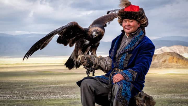 रियाद में आयोजित इस प्रदर्शनी में इस बार 30 से अधिक देशों ने भाग लिया.इसे सऊदी फाल्कन क्लब (Saudi Falcon Club) ने आयोजित किया.मेले में नीलामी के साथ-साथ ड्रोन फाल्कनरी शो, बाज प्रशिक्षण प्रदर्शन और इको-टूरिज्म से जुड़े स्टॉल लगाए गए.