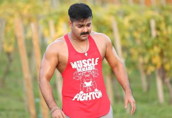 पवन सिंह के अक्षरा सिंह से अफेयर के भी खूब चर्चे हुए थे. दोनों ने कई हिट फिल्में की और गानों में भी साथ काम किया. लेकिन फिर इनका ब्रेकअप हो गया. इसके बाद अक्षरा सिंह ने पवन सिंह पर धमकी देने सहित कई गंभीर आरोप लगाए थे.