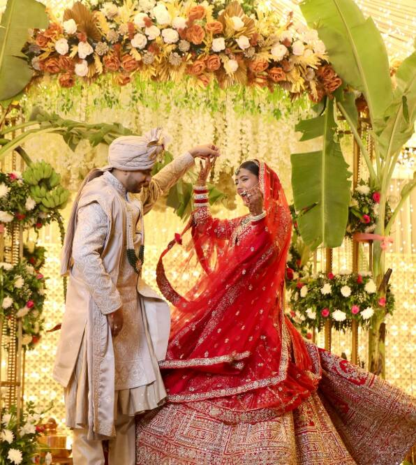 इस तस्वीर में शिवांगी जोशी की बहन शीतल अपने दूल्हे राजा संग डांस करते हुए काफी प्यारी लग रही हैं.