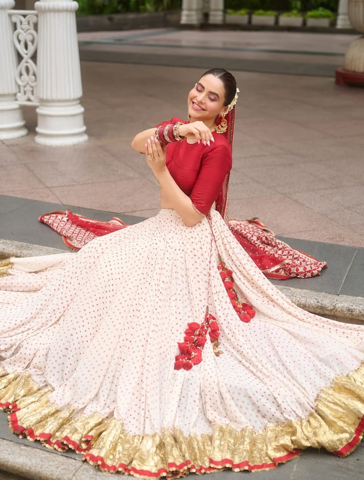 अभिनेत्री आमना शरीफ अपने स्टाइलिश अंदाज के लिए चर्चा में रहती हैं। छोटे पर्दे पर 'कशिश' का किरदार निभाने वाली अभिनेत्री के लाखों लोग दीवाने हैं।