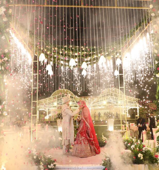 शिवांगी जोशी ने बहन की शादी की तस्वीरें शेयर कर कई रस्मों की झलक भी दिखाई. इस तस्वीर में दूल्हा-दुल्हन एक दूसरे को वरमाला पहनाते हुए नजर आ रहे हैं. बैकग्राउंड की डेकोरेशन साफ बता रही है कि शिवांगी जोशी की बहन शीतल की शादी काफी ग्रैंड हुई थी.