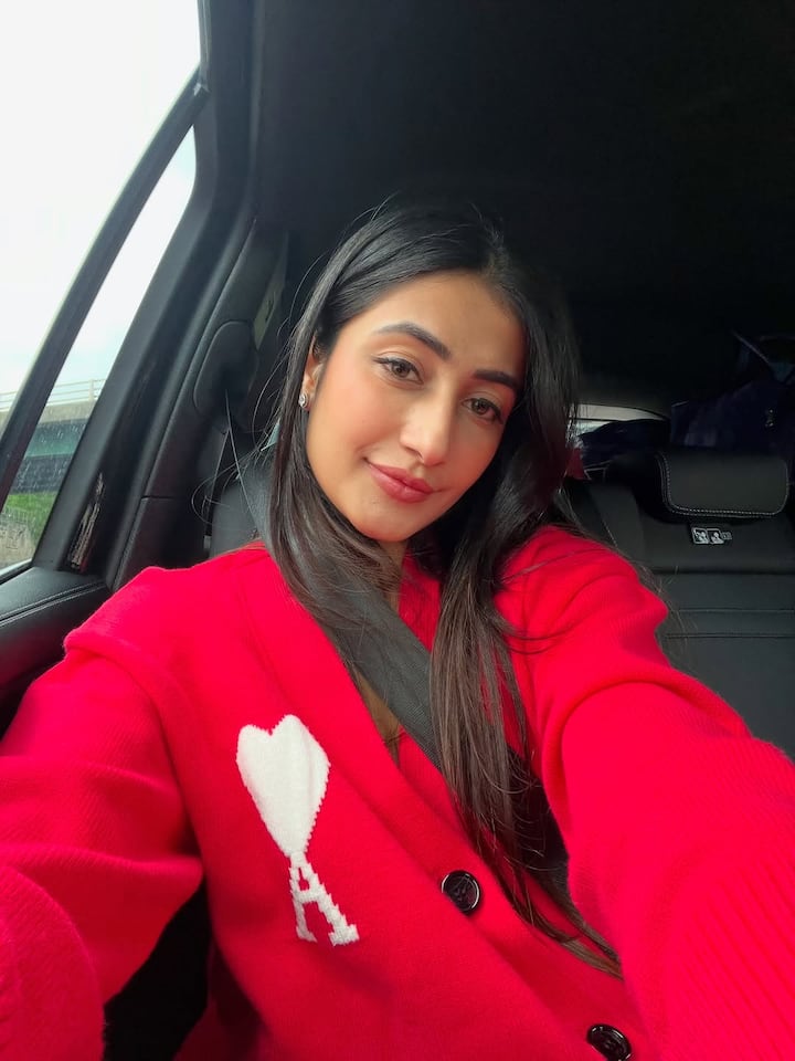 रिपोर्ट्स के मुताबिक, धनश्री वर्मा की टोटल नेटवर्थ कुल 24 से 25 करोड़ रुपए बताई जाती है. उनकी कमाई का सबसे ज्यादा हिस्सा डांस और सोशल मीडिया के जरिए ही आता है. यूट्यूब और इंस्टाग्राम हर जगह ही सोशल मीडिया इन्फ्लुएंसर की जबरदस्त फैन फॉलोविंग देखने को मिलती है.