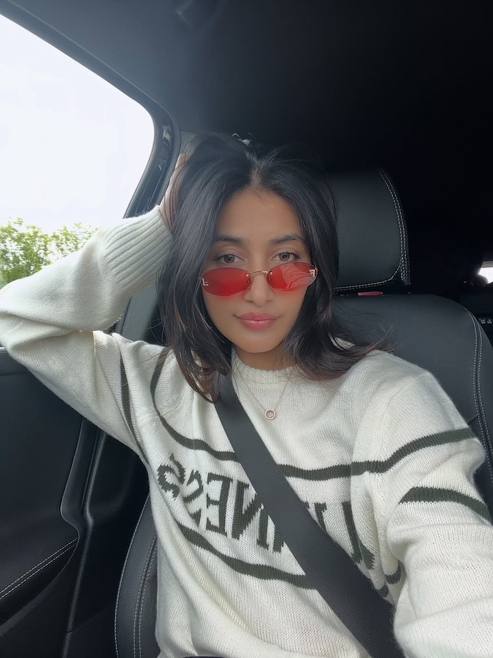 इसके साथ उन्होंने तेलुगु फिल्म इंडस्ट्री में भी काम किया है जहां उन्हें वाकई काफी पसंद किया गया. बाकी के इनकम सोर्स की बात करें तो धनश्री वर्मा म्यूजिक वीडियो और कोरियोग्राफी के साथ–साथ अपने डांस परफॉर्मेंस के जरिए भी बहुत पैसा कमाती हैं.