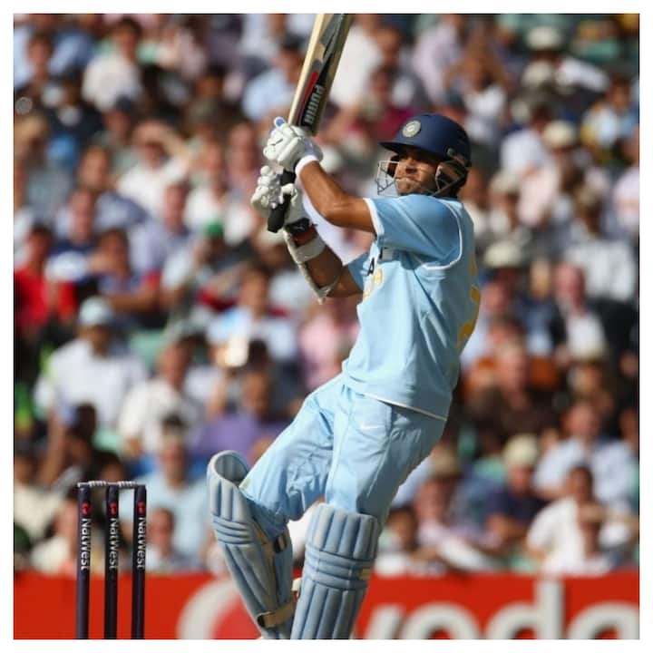 वनडे क्रिकेट में सबसे ज्यादा मैच हारने वाले भारतीय कप्तानों की लिस्ट में सौरव गांगुली तीसरे नंबर पर हैं. गांगुली ने भारत के लिए 146 मैचों में कप्तानी की, जिसमें उन्हें 65 मैचों में हार मिली और 76 मैचों में जीत मिली.