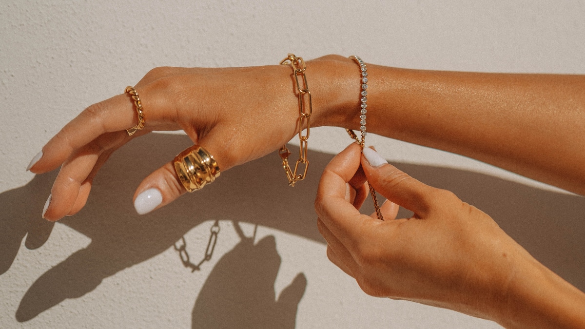 Karwa Chauth 2025: Chic Gold Jewellery Gifting Ideas For Karwa Chauth