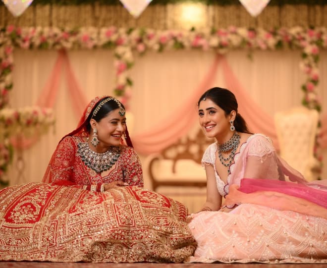 इस तस्वीर में शिवांगी की अपनी बहन शीतल संग जबरदस्त बॉन्डिंग नजर आ रही है. दोनों बहने साथ बैठी हुईं खूबसूरत पलों को एंजॉय करती दिख रही हैं.