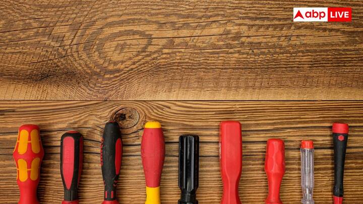 स्क्रूड्राइवर, प्लायर, टेस्टर और बाकी हाथ में पकड़े जाने वाले औजारों पर भी बैन है. क्योंकि इनका इस्तेमाल हथियारों के रूप में किया जा सकता है.