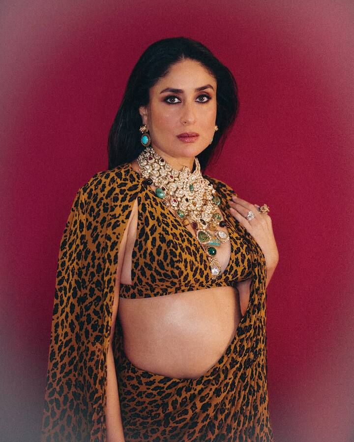 इन तस्वीरों में करीना कपूर येलो कलर की एनिमल प्रिंट साड़ी पहने हुए हैं. उन्होंने अपनी साड़ी को मैचिंग डीपनेक ब्लाउज के साथ कैरी किया है.