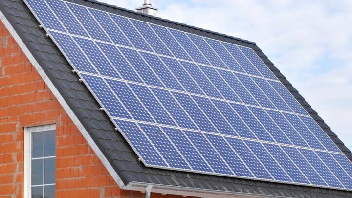 इस योजना के तहत सोलर पैनल लगवाने के लिए सबसे पहले यह समझना जरूरी है कि छत का आकार कितना बड़ा होना चाहिए. आमतौर पर सरकार की गाइडलाइन के मुताबिक 1 किलोवॉट के सोलर पैनल के लिए कम से कम 100 वर्ग फुट जगह की जरूरत होती है. यानी जितनी ज्यादा बिजली चाहिए उतनी बड़ी छत चाहिए.