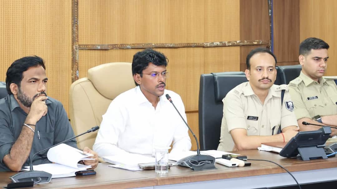 Chhath Puja 2025 Dangerous Ghats of Patna to be Cordoned Off With Red Cloth Guidelines Issued ANN Chhath Puja 2025: पटना में छठ महापर्व की तैयारी शुरू, लाल कपड़े से घेरे जाएंगे खतरनाक घाट, दिशा-निर्देश जारी