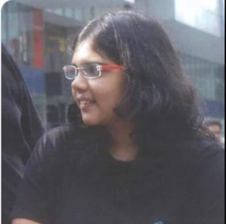 वायरल हो रही फोटो में कल्याणी चश्मा लगाए ब्लैक टीशर्ट में नजर आ रही हैं. कल्याणी गोलू सी लग रही हैं और उनकी चबी चीक्स दिख रहे हैं.