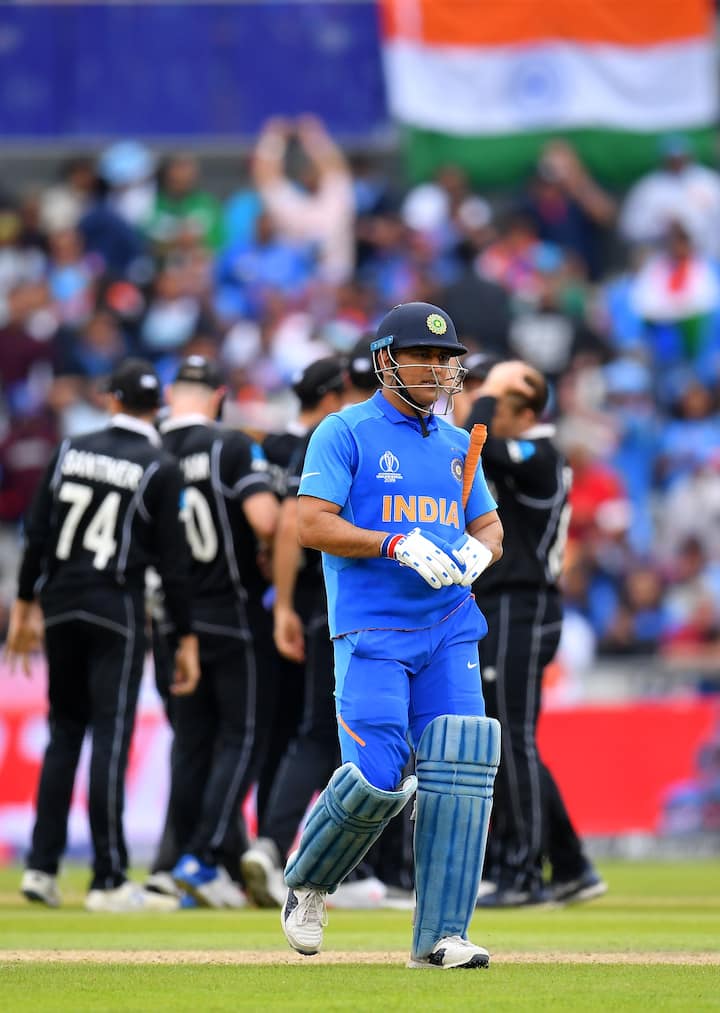 महेंद्र सिंह धोनी वनडे क्रिकेट में सबसे ज्यादा मैच हारने वाले भारतीय कप्तानों की लिस्ट में दूसरे नंबर पर हैं. धोनी ने 200 वनडे मैचों में भारत की कप्तानी की, जिनमें उन्हें 74 मैचों में हार मिली और 110 मैचों में जीत मिली.