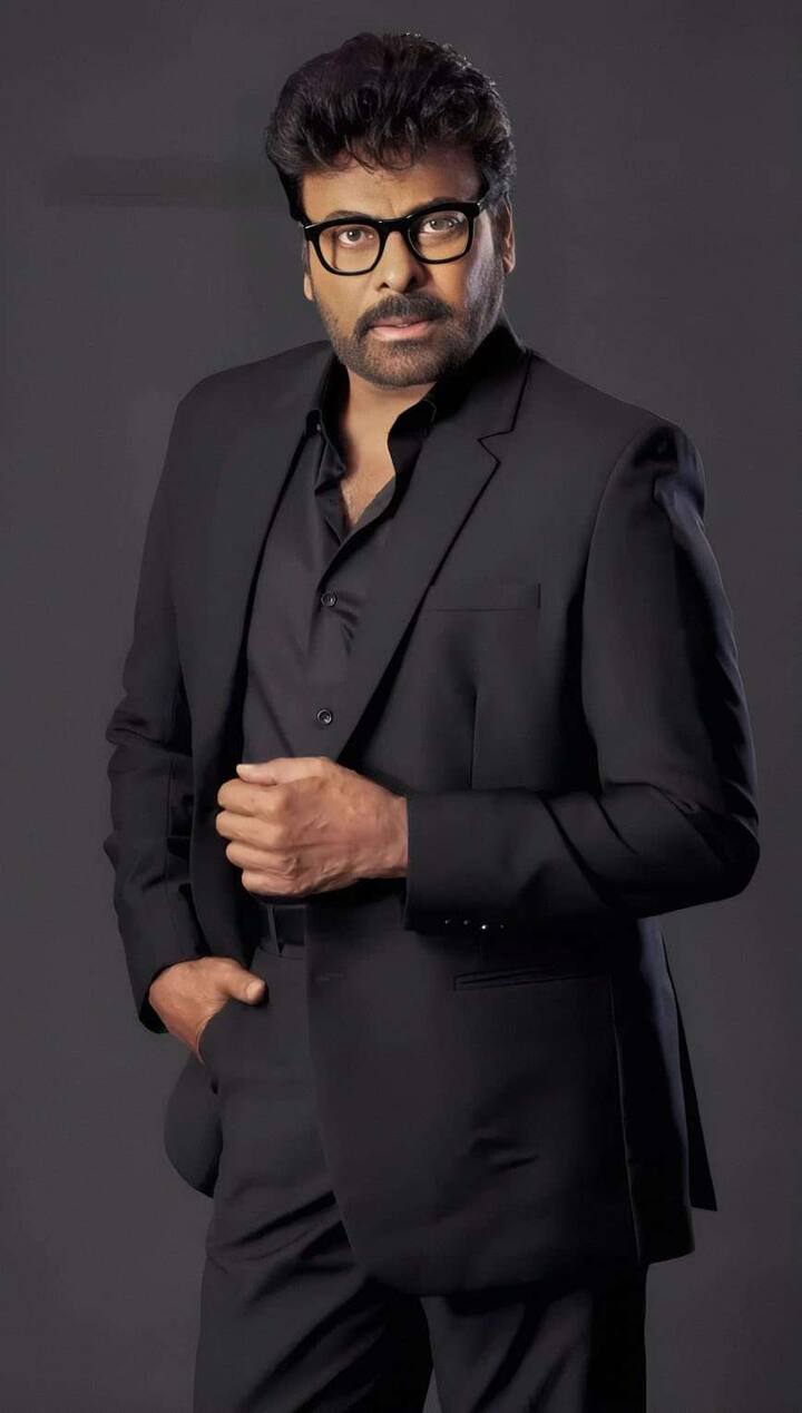 తాజాగా చిరు స్టిల్స్ కొన్ని వైరల్ అవుతున్నాయి. వీటిని చూసిన మెగా ఫ్యాన్స్ ఫిదా అవుతున్నారు.