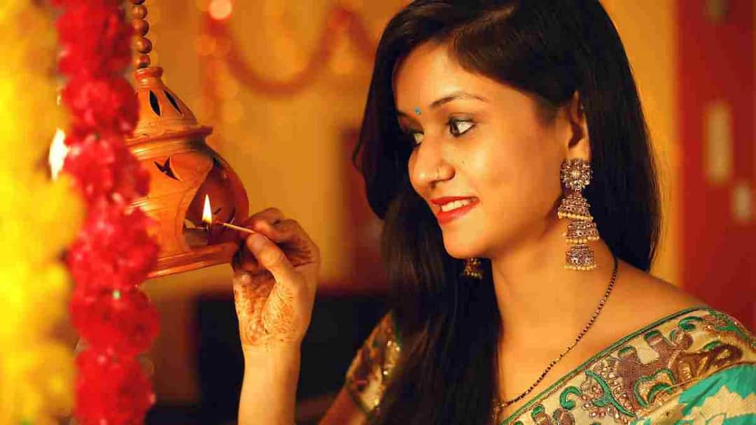 Karwachauth 2025 gifting ideas These 6 great gifts are trending this Karwa Chauth 2025 पार्टनर को सरप्राइज देना है? करवा चौथ 2025 पर ट्रेंड कर रहे हैं ये 6 शानदार गिफ्ट्स