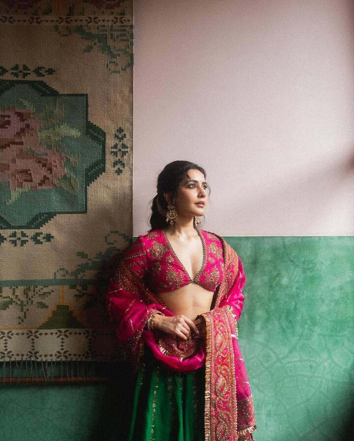 Apart from sarees and suits, if you want to try something new, then you should definitely recreate this look of Rashi Khanna. This green and pink colored designer lehenga is the perfect option for the festive season and festive parties. Complete your look with heavy earrings.