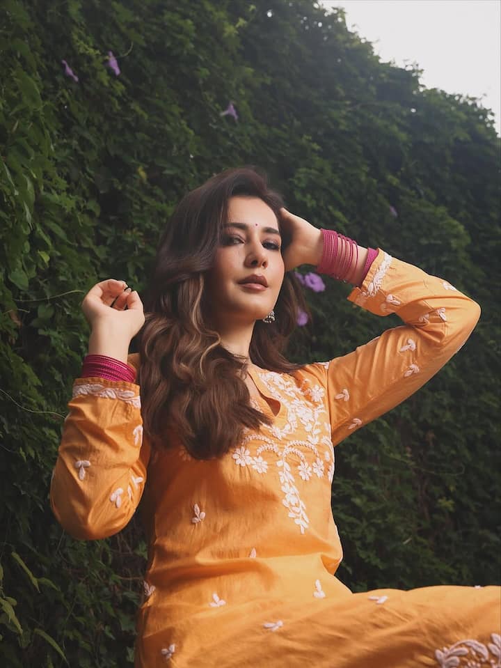 Rashi looks very beautiful in this mustard yellow color suit. With this she has worn smokey eye makeup and contrasting jewellery. If you were looking for some traditional outfits for day events, then you can recreate this look of the actress.