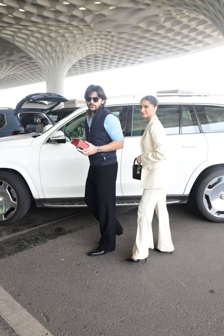 वहीं वीर ब्लैक ट्राउजर और टी-शर्ट के साथ हाफ जैकेट पहने हुए नजर आए.