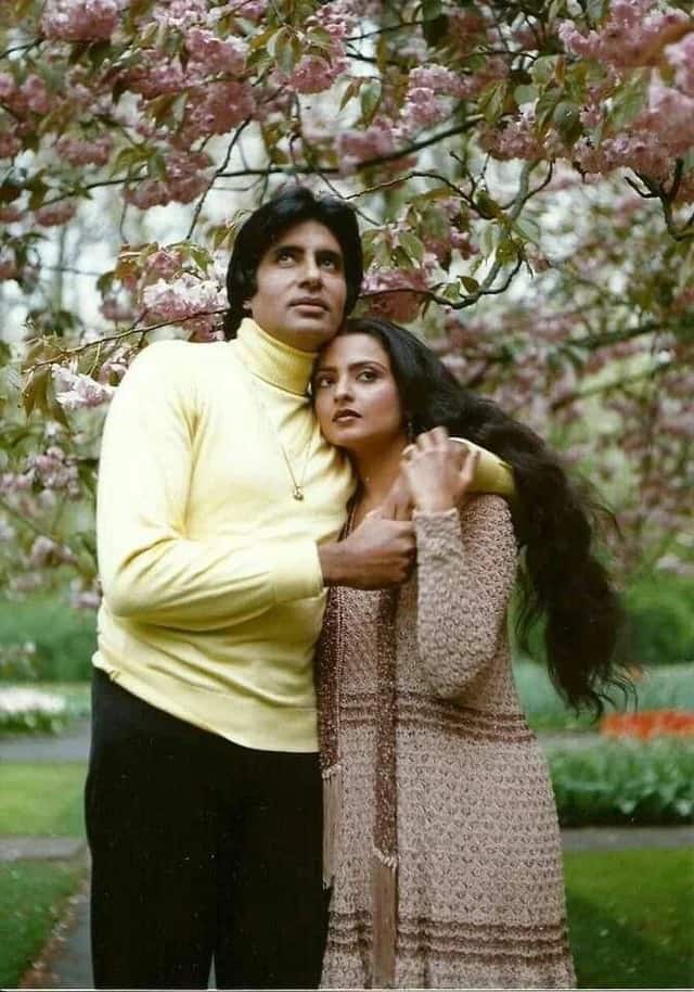 Silsila was a romantic-drama starring Amitabh Bachchan released in 1981. Which was directed by Yash Chopra. Apart from Amitabh, Rekha, Jaya Bachchan, Sanjeev Kumar, Shashi Kapoor and Kulbhushan Kharbanda were in the lead roles in the film. It can currently be seen on ZEE5.