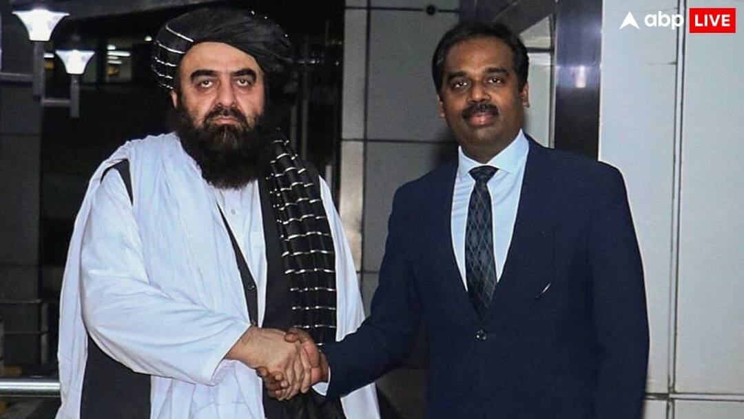 afghanistan amir khan muttaqi visit indian Taliban falg issue Before meeting S Jaishankar NSA भारत पहुंचे अफगानिस्तान के विदेश मंत्री मुतक्की, जयशंकर से मुलाकात से पहले खड़ी हुई नई मुसीबत