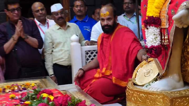 शिर्डीतील साईबाबा मंदिर हे जगभरातील भाविकांचे श्रद्धास्थान असून वर्षभरात लाखोंच्या संख्येने भाविक मंदिरात भेट देऊन साईंचे दर्शन घेतात. सबका मालिक एक असल्याने सर्वधर्मीय बांधव येथे दर्शनासाठी गर्दी करतात