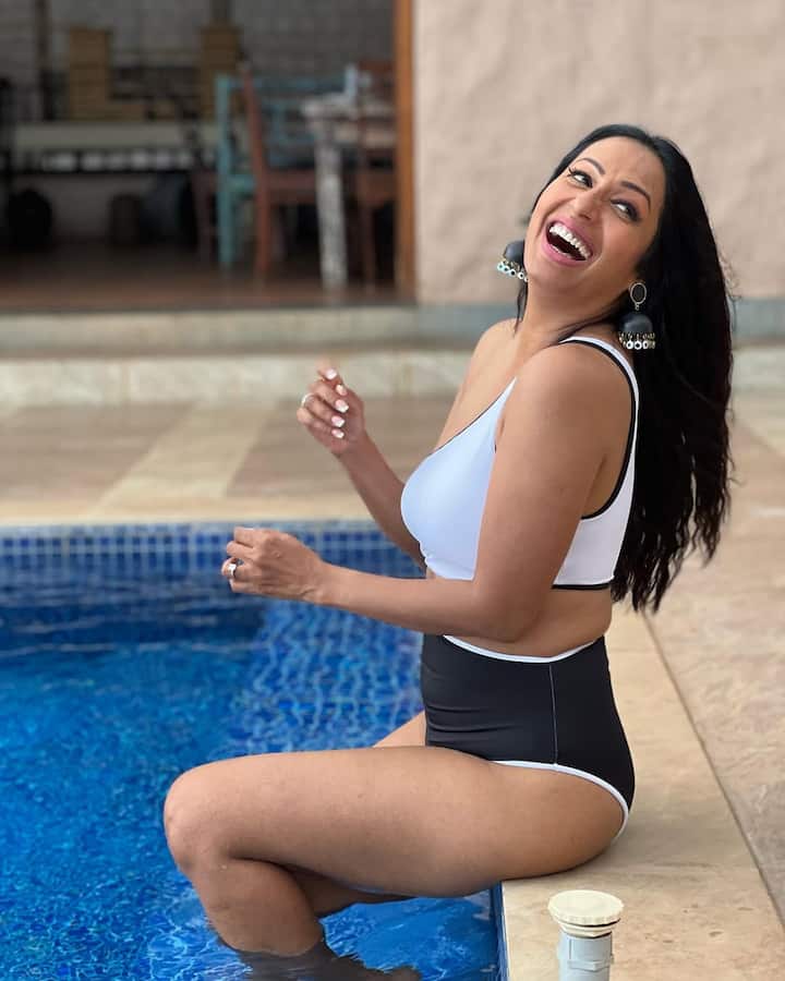 These bikini pictures of Kashmira keep the temperature on social media rising. Fans also go crazy over the actress's style.