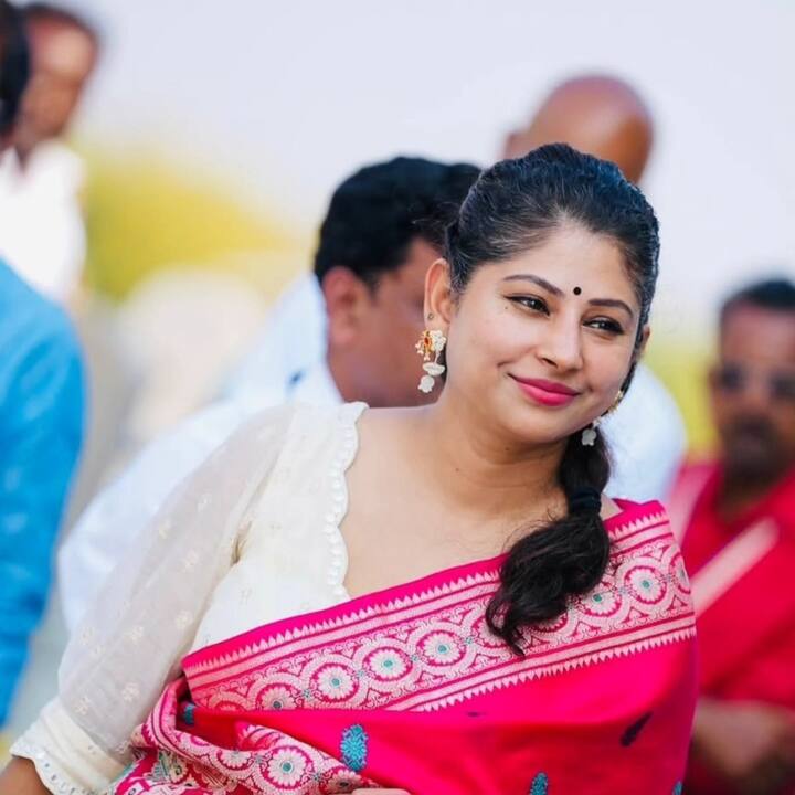 फिलहाल स्मिता सभरवाल का मासिक बेसिक सैलरी 1,82,200 है. इसके अलावा उन्हें कई अन्य भत्ते जैसे महंगाई भत्ता, यात्रा भत्ता, आवास सुविधा आदि सुविधा भी मिल रही है. IAS अधिकारियों की सैलरी केंद्र सरकार के निर्धारित वेतन आयोग के आधार पर तय की जाती है.