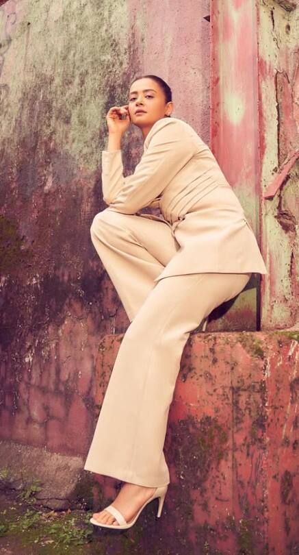 સુરવીન ચાવલાનો શૂટ-બૂટમાં બૉસી લૂક વાયરલ