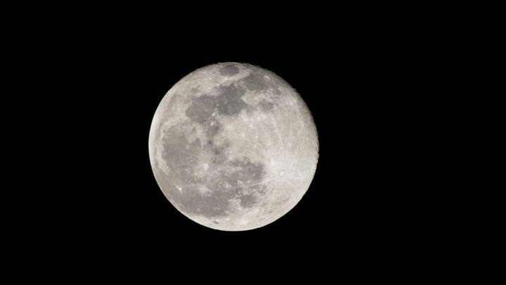 असल में चांद दिखने के समय में फर्क का कारण पृथ्वी और चंद्रमा की गति है. पृथ्वी लगातार अपनी धुरी पर घूमती रहती है और चंद्रमा पृथ्वी के चारों ओर चक्कर लगाता है. इन दोनों की गतियों की वजह से चांद हर जगह एक ही समय पर नहीं दिखाई देता.
