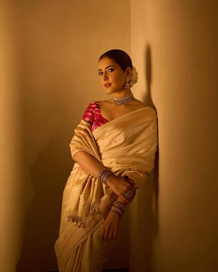 Sarees have always been considered evergreen outfits for the festive season. This festive season, like the actress, carry ivory silk saree with contrasting blouse. By decorating your hair with Gajra, you can earn everyone's praise. Finalize your look with minimal makeup and heavy jewellery.