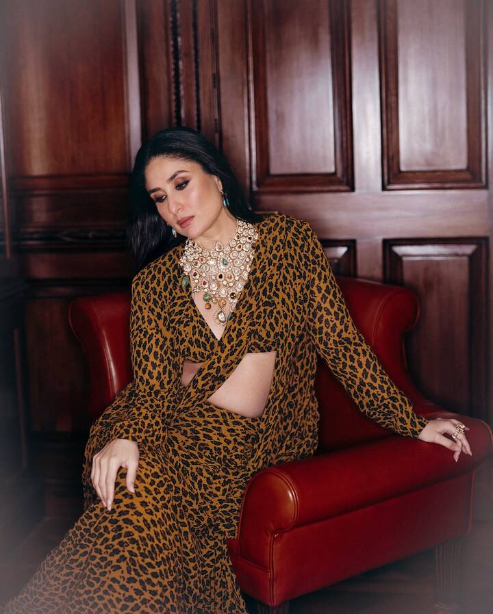 एक्ट्रेस ने तस्वीरें शेयर करते हुए कैप्शन में लिखा, ‘एक अलग तरह की प्रीमियर रात..’ बता दें कि करीना की ये साड़ी सोनम कपूर की बहन रिया कपूर ने डिजाइन की है.