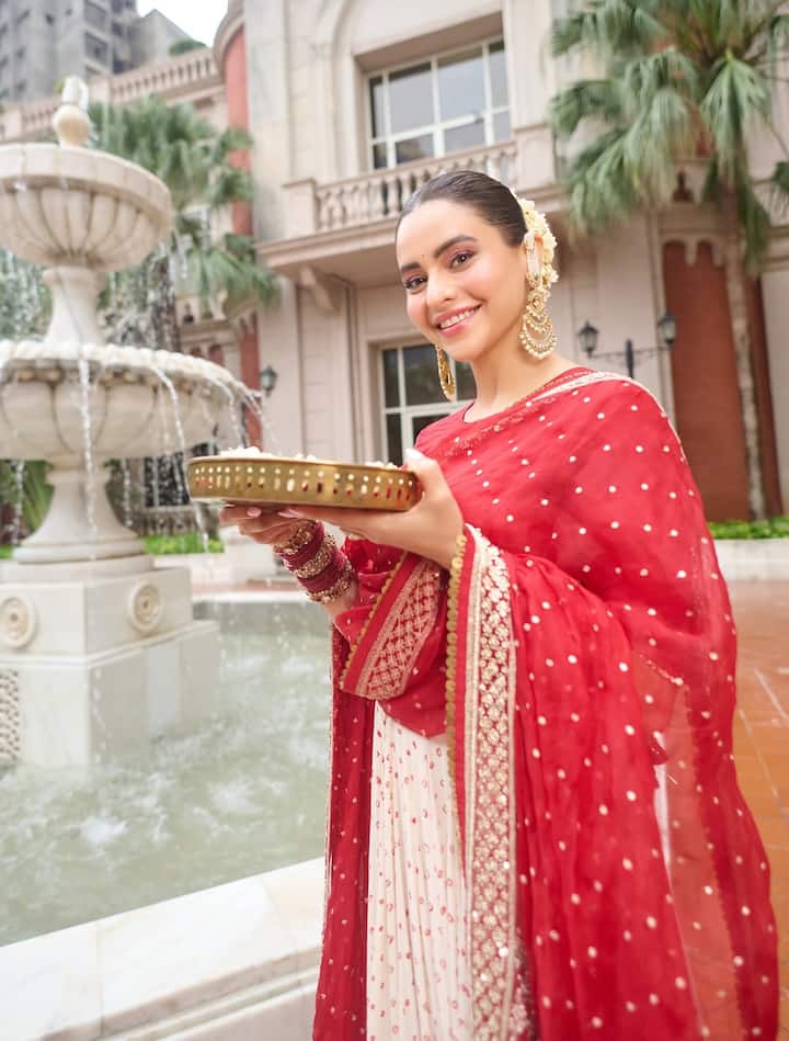 आमना शरीफ रेड लहंगे लुक में बेहद खूबसूरत लग रही हैं. एक्ट्रेस का ग्लैमरस अंदाज वायरल हो रहा है. फैन्स उनके लुक की तारीफ कर रहे हैं.