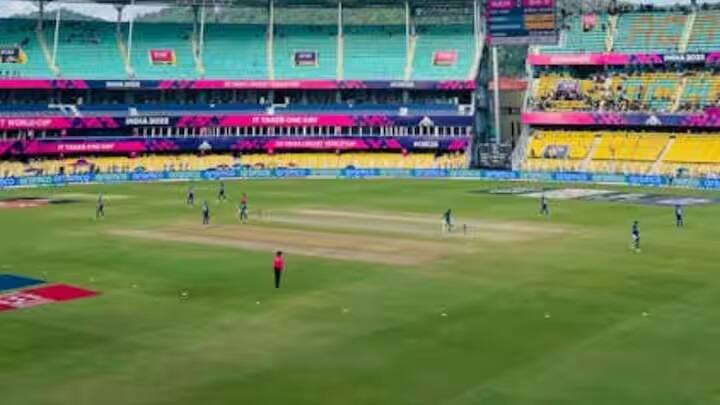 નાના ક્રિકેટ ગ્રાઉન્ડ માટે, જ્યાં ફક્ત સ્થાનિક મેચો જ રમાય છે, સાદા ટર્ફ તૈયાર કરવા માટે વાર્ષિક જાળવણી ખર્ચ રૂ. 1 લાખથી રૂ. 1.5 લાખ સુધીનો હોય છે.