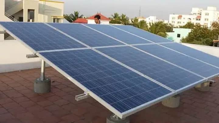 अगर कोई परिवार अपने घर में 2 किलोवॉट का सोलर सिस्टम लगवाना चाहता है. तो उसे करीब 200 वर्ग फुट की खाली जगह चाहिए होगी. वहीं किलोवॉट के सिस्टम के लिए लगभग 300 वर्ग फुट जगह जरूरी मानी जाती है. छत पर सोलर पैनल तक ठीक से धूप आ सके यह जरूरी है.