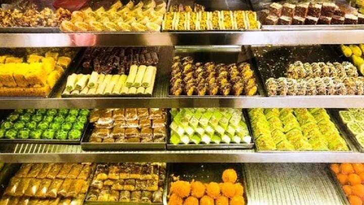 आप चाहें तो मिठाई का छोटा टुकड़ा पानी में डालकर भी चेक कर सकते हैं. अगर उसका रंग पानी में घुलने लगे तो समझ लीजिए कि मिठाई पर नकली कलर लगाया गया है. ऐसी मिठाई से दूर रहना ही बेहतर है. इसके अलावा मिठाई को हल्का सा चखकर भी फर्क समझा जा सकता है.