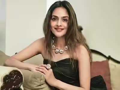 Madhu started her career with small roles, but soon she made a name for herself in the industry on the basis of her acting and style.