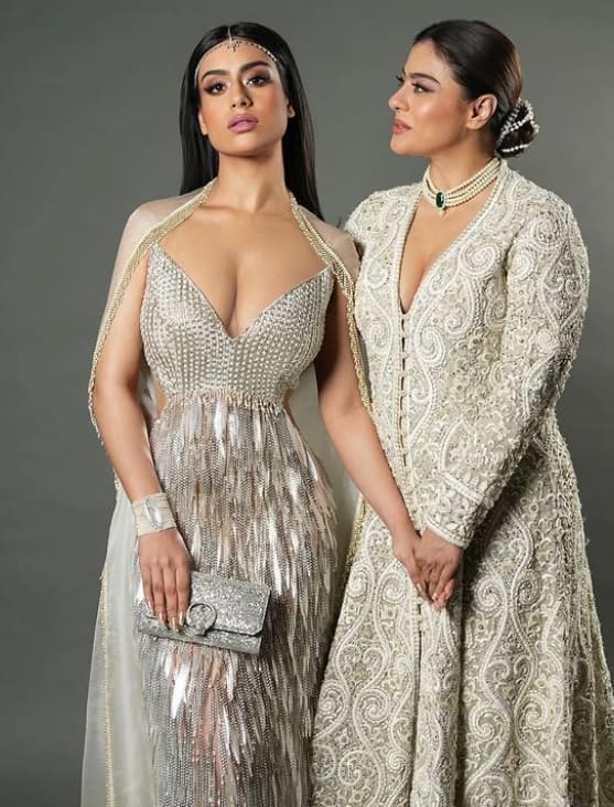 Fans say that Nyasa has more glamor than many popular starkids of Bollywood like Jhanvi Kapoor and Khushi Kapoor. Recently Nia was also seen in the Durga Puja pandal where she was wearing a beautiful traditional outfit.
